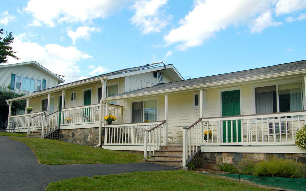 Inn On The Hill Lake George Exterior photo